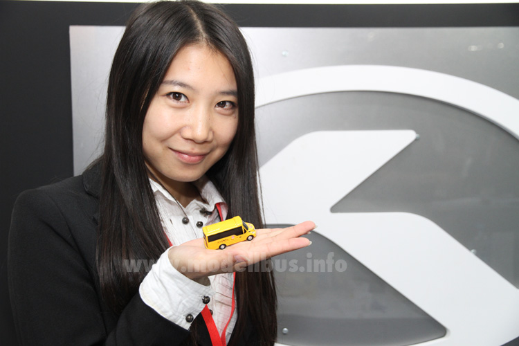 Lisa Zhang mit einem King Long Schulbus USB-Stick modellbus.info