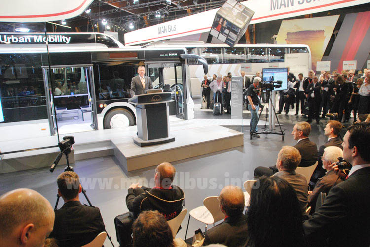 MAN Pressekonferenz Busworld Kortrijk 2013 modellbus.info