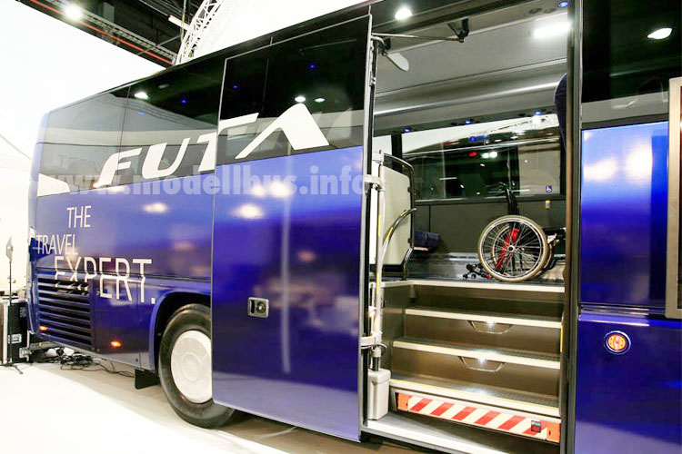 VDL Futura FMD2 breite Mitteltr Kortrijk 2013 modellbus.info