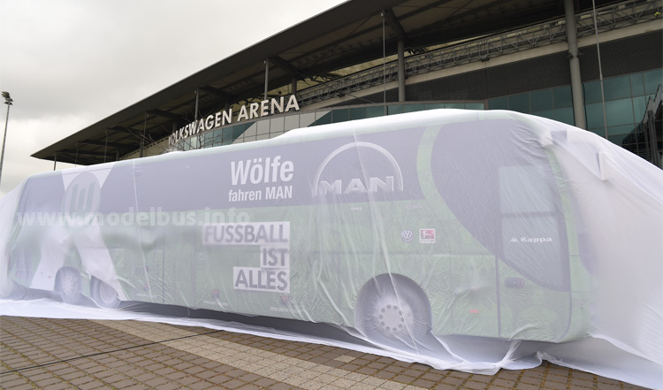 MAN Übergabe Lions Coach VfL Wolfsburg 2014 - modellbus.info