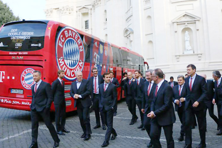 FC Bayern Bus im Vatikan - modellbus.info