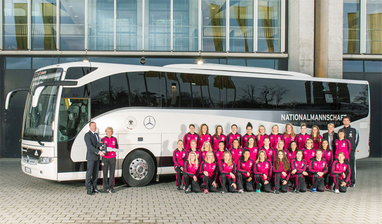 DFB Mannschaftsbus Frauen 2015 - modellbus.info