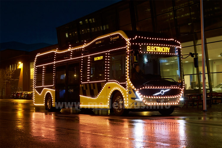 Volvo Elektrobus Gteborg Weihnachten 2015 - modellbus.info